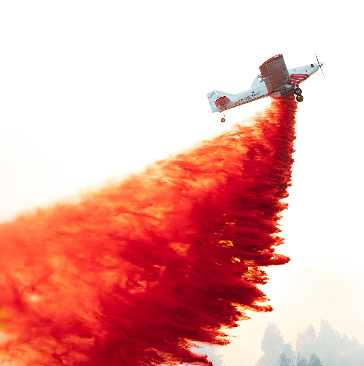 Avioneta tirando polvo naranja para apagar un incendio
