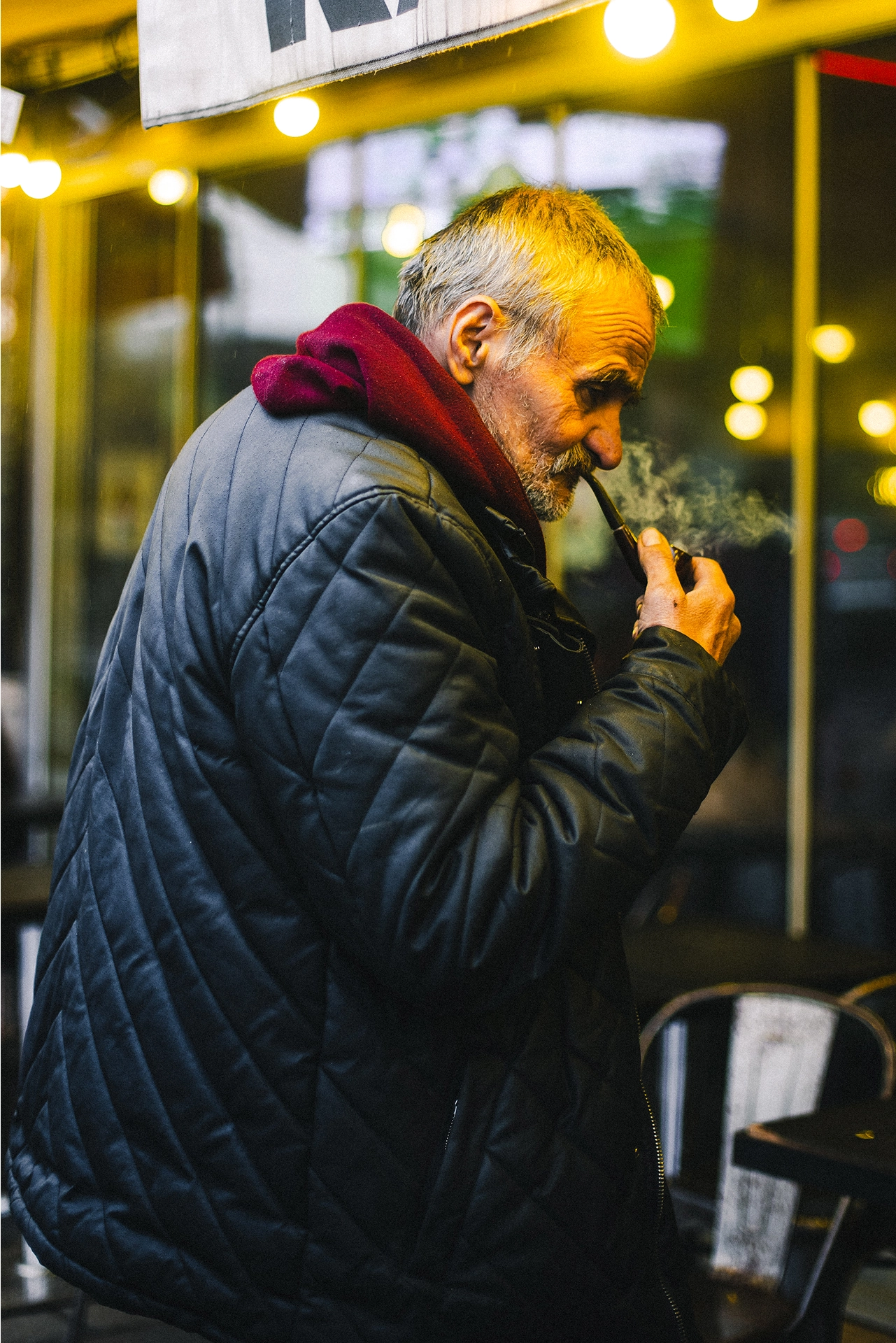Imagen de abuelo fumando