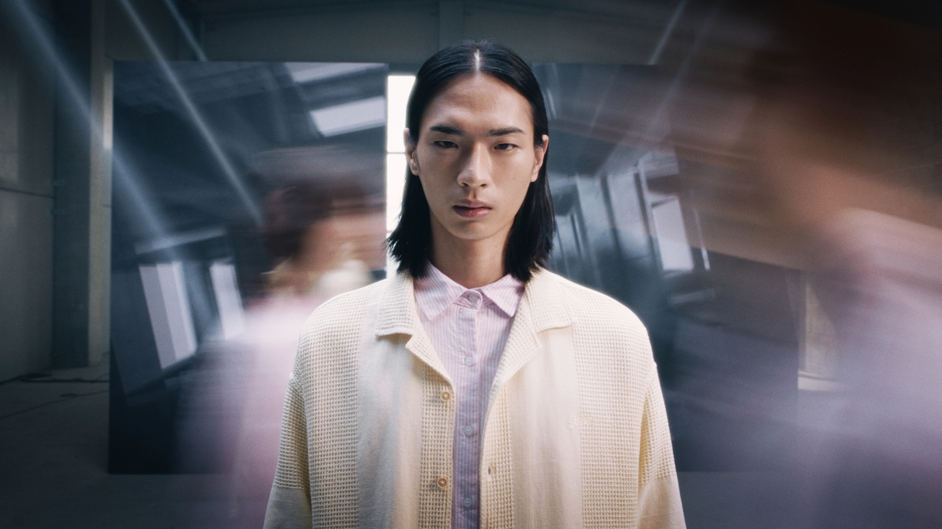 Modelos caminando en un set con cuatro pantallas led verticales