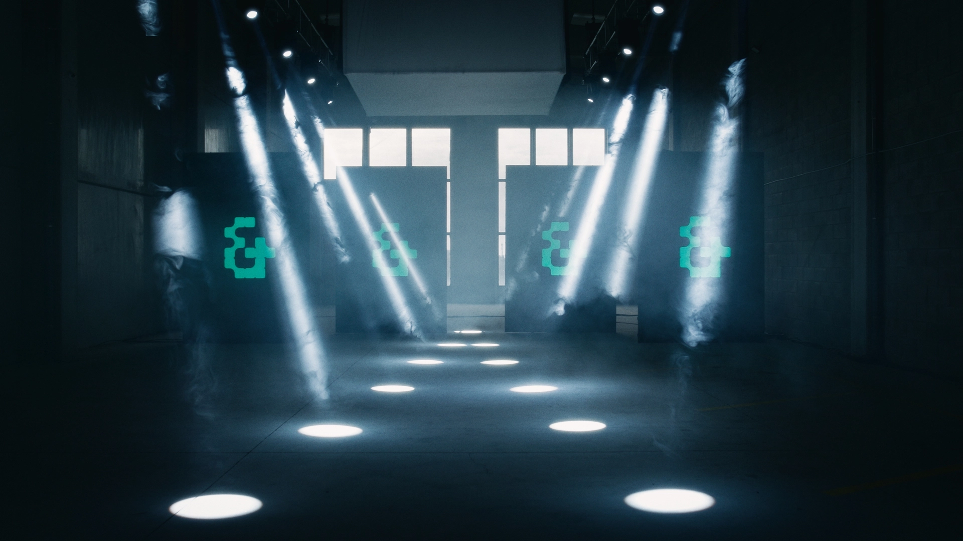 Cuatro pantallas led verticales separadas mostrando el logotipo de AND, submarca de Pull&Bear