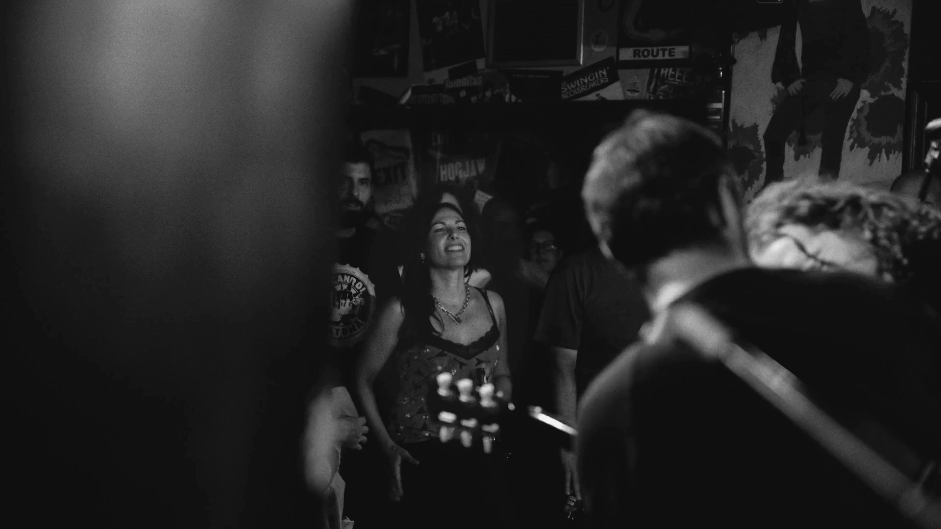 Cuatro pantallas led verticales separadas mostrando el logotipo de AND, submarca de Pull&Bear