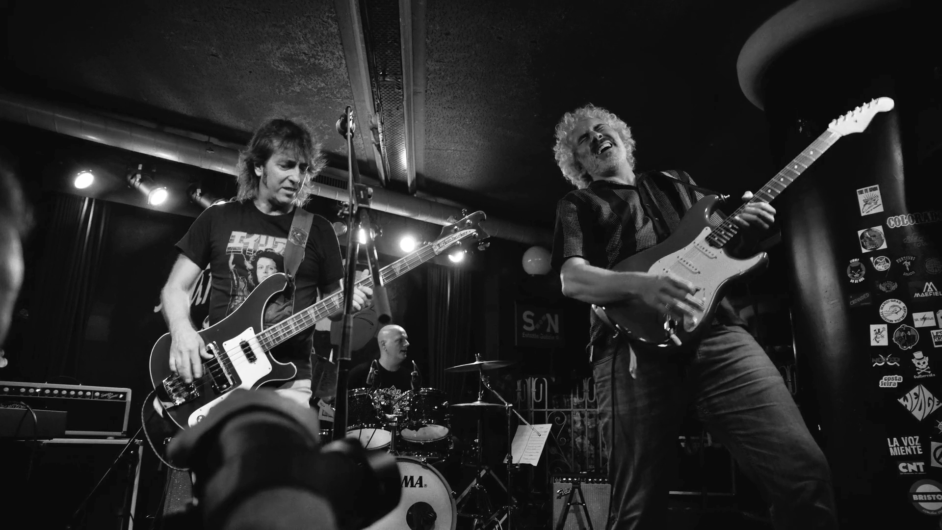 Modelos caminando en un set con cuatro pantallas led verticales