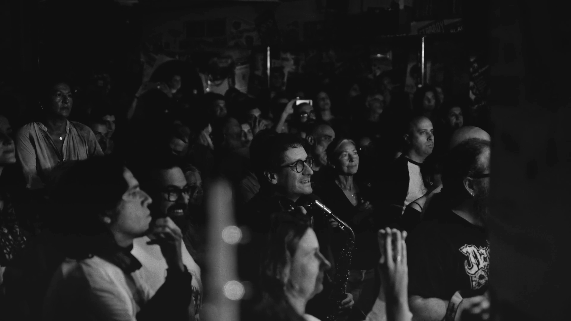 Cuatro pantallas led verticales separadas mostrando distintas partes de la cara de un modelo