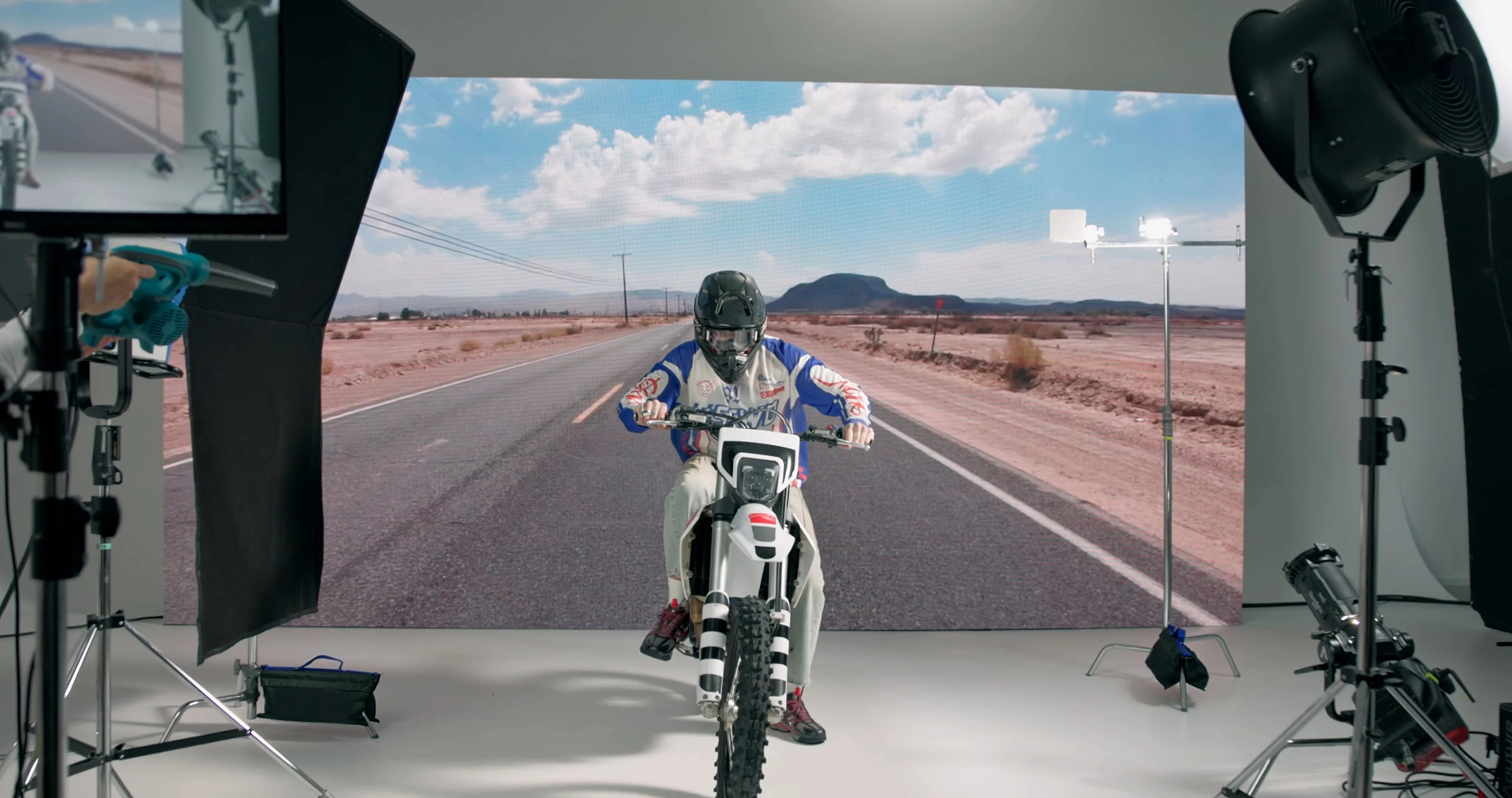 Modelos caminando en un set con cuatro pantallas led verticales