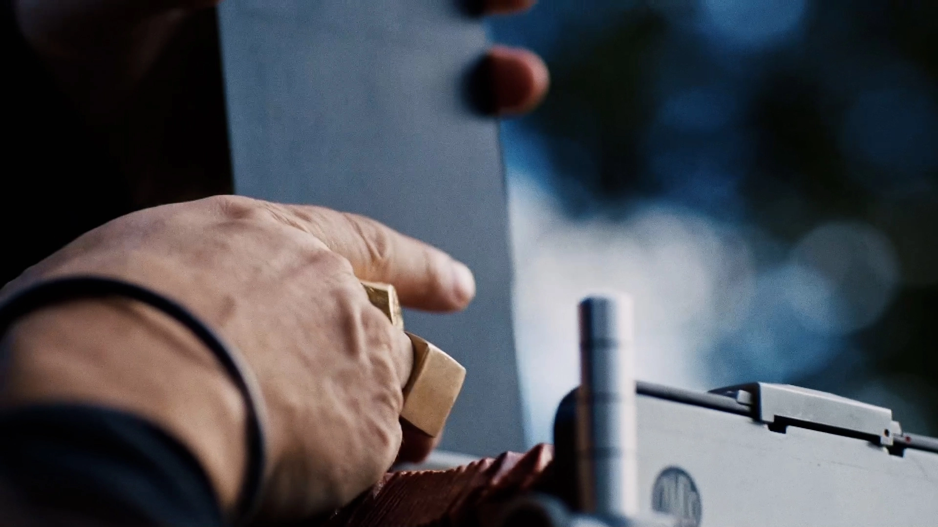 Modelos caminando en un set con cuatro pantallas led verticales