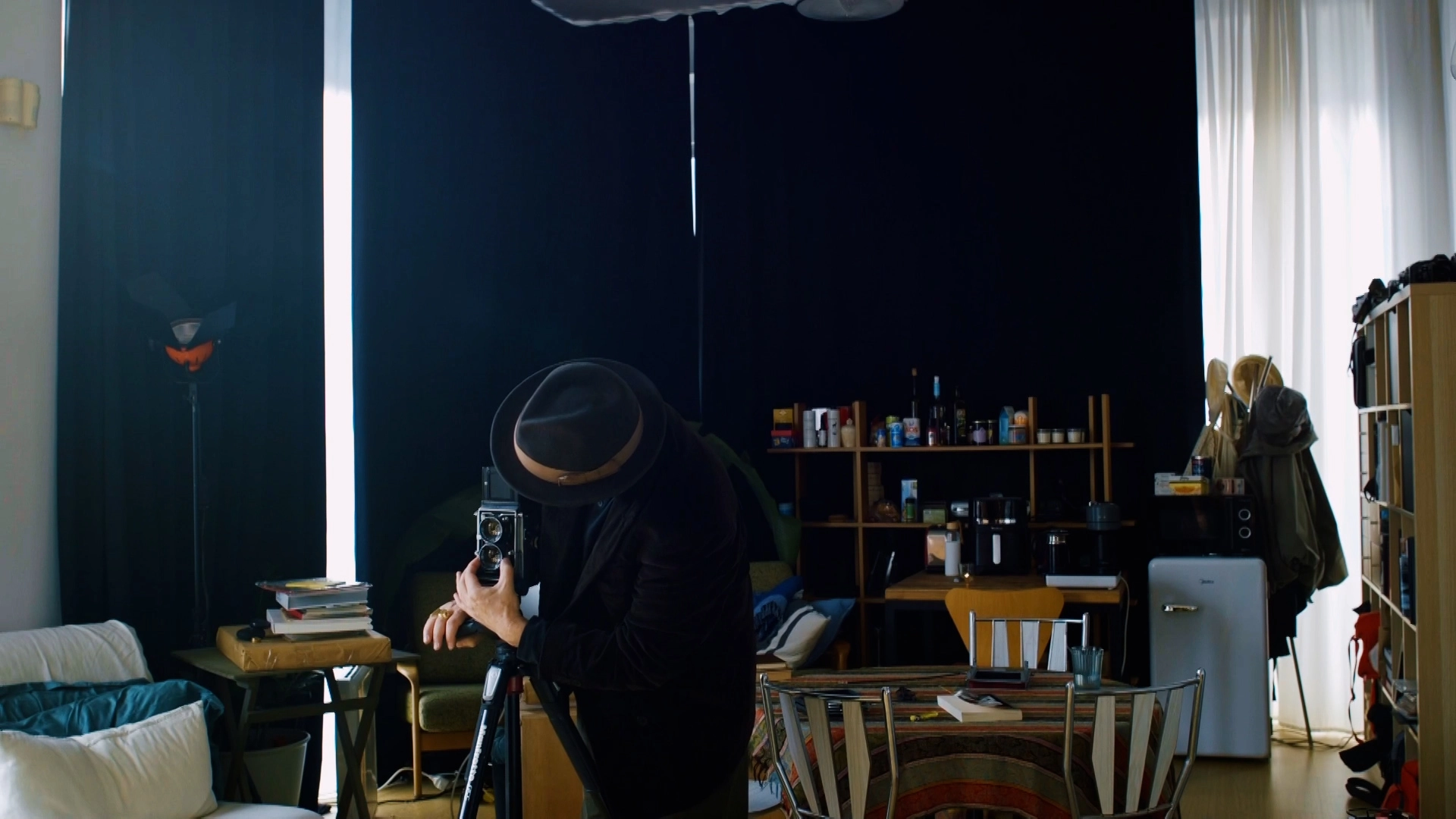 Cuatro pantallas led verticales separadas mostrando distintas partes de la cara de un modelo