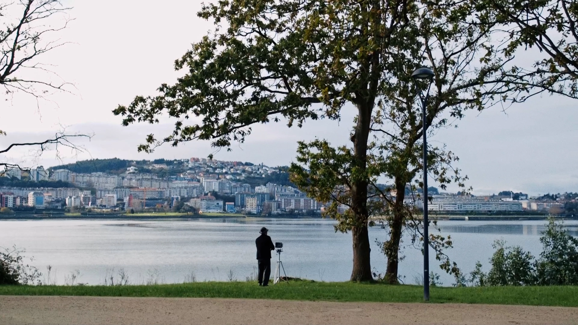 Cuatro pantallas led verticales separadas mostrando el logotipo de AND, submarca de Pull&Bear